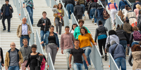 BAM_Menschen auf einer Treppe Eine Menschenmenge, die eine Treppe hoch oder runtergeht.