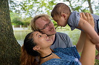 Eine Mutter und ein Vater mit ihrem Kind. 