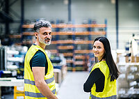 Ein Mann und eine Frau arbeiten im Lager