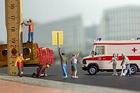 Diverse Miniaturfiguren, die unter anderem vor einem Krankenwagen stehen