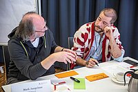 Hilko Beloch vom Martinsclub im Gespräch mit einem anderen Betriebsrat