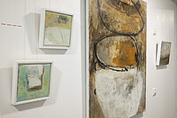 Das Foto zeigt mehrere Werke der Künstlerin an der Wand in der Arbeitnehmerkammer