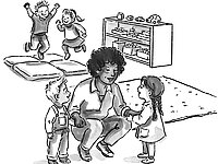 Eine Frau unterhält sich kniend mit zwei kleinen Kindern.