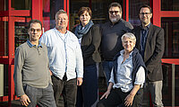 Der Vorstand der Arbeitnehmerkammer bestehend aus sechs Personen steht vor dem Haupteingang der Kammer