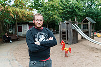 Porträtaufnahme von Fabian Lohschelder auf einem Spielplatz