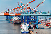 Containerschiffe liegen an der Stromkaje in Bremerhaven