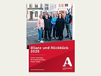 Das Cover zeigt einen Teil des Teams der Arbeitnehmerkammer Bremen vor der Geschäftsstelle in Bremen