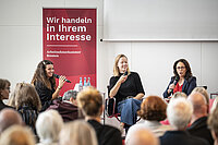 Bei der Transformationskonferenz haben Yasmin Fahimi (DGB) und Carla Reemtsma (Fridays4Future) Keynotes gehalten. Beide sind hier im Gespräch mit der Moderatoin Samira El-Hatab zu sehen