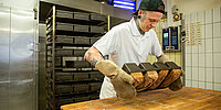 Bäcker Jonatan Lange backt Brot