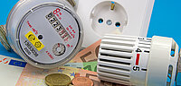 Steckdose, Stromzähler und Thermostat einer Heizung symbolisieren die Betriebskostenabrechnung