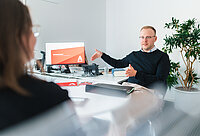 Ein Jurist berät eine Ratsuchende in der Rechtsberatung der Arbeitnehmerkammer Bremen