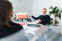 Ein Jurist berät eine Ratsuchende in der Rechtsberatung der Arbeitnehmerkammer Bremen