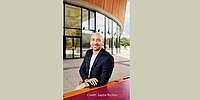 VA- Wenn die letzte Frau den Raum verlässt Porträt von Martin Speer vor einem modernen Gebäude.
