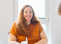 Foto von Hella Grapenthin in einer Beratungssituation.