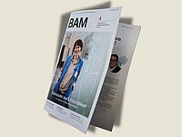 Das Bild zeigt eine halb aufgeschlagene Ausgabe des BAM-Magazins