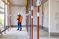 Handwerker auf der Baustelle eines Hauses im Rohbau
