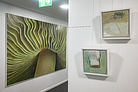 Ein Gang in der Arbeitnehmerkammer mit Bildern von Marina Schulze. Das große Motiv zeigt die Lamellen eines Pilzes in Nahaufnahme.