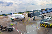 Ein Flugzeug steht am Flughafen Bremen