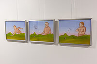 Das Triptychon von Veronika Dobbers zeigt einen Mann mit einem winzigen Haus vor ihm und der Zeile "My home is my castle"