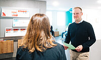 Eine Ratsuchende wird in der Rechtsberatung in Empfang genommen Eine Ratsuchende wird in der Rechtsberatung in Empfang genommen