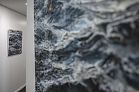 Das Foto zeigt Werke der Künstlerin an der Wand in der Arbeitnehmerkammer Bremen