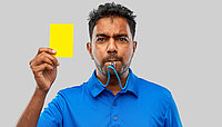 Schiedsrichter zeigt die Gelbe Karte Schiedsrichter zeigt die Gelbe Karte