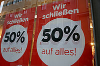 Ein Geschäft bietet mit dem Schild "Wir schließen" einen Sale wegen Geschäftsaufgabe an