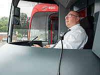 Straßenbahnfahrer in der Fahrerkabine.