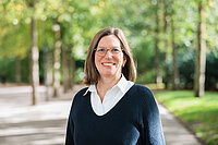 Porträtaufnahme von Katja Baumgarten in einem Park