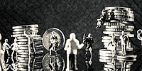 Miniaturfiguren vor Geldstapeln - schwarz-weiß Bild.