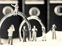 Eine Gruppe von Figuren steht auf und um einen Metallordner.