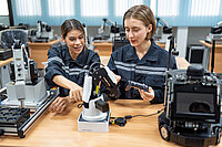 Eine Ingenieurin mit einer Auszubildenden im Roboterfertigungsraum